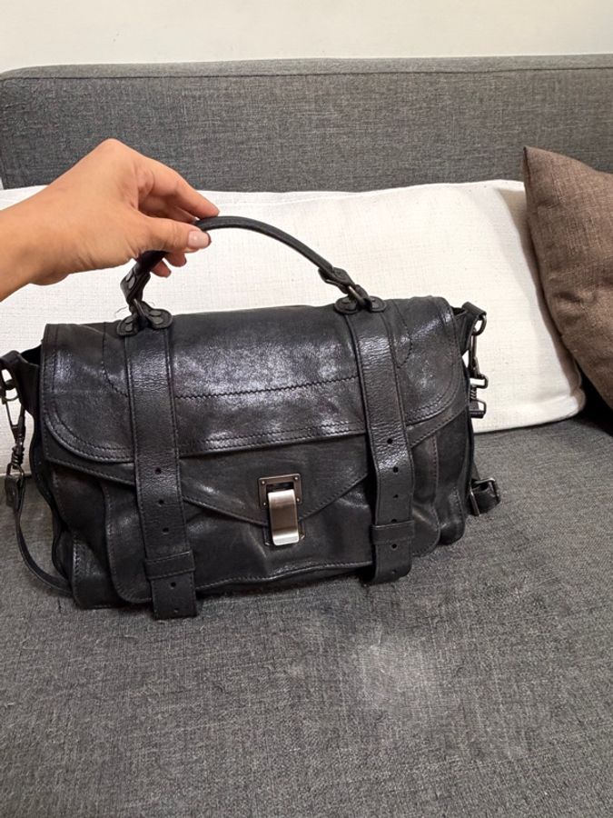 Proenza Schouler 經典的 PS1 Medium （中型）款式。 #PSI #PSImedium #ProenzaSchouler #學院包 #手提包 #肩背包 #側背包-9