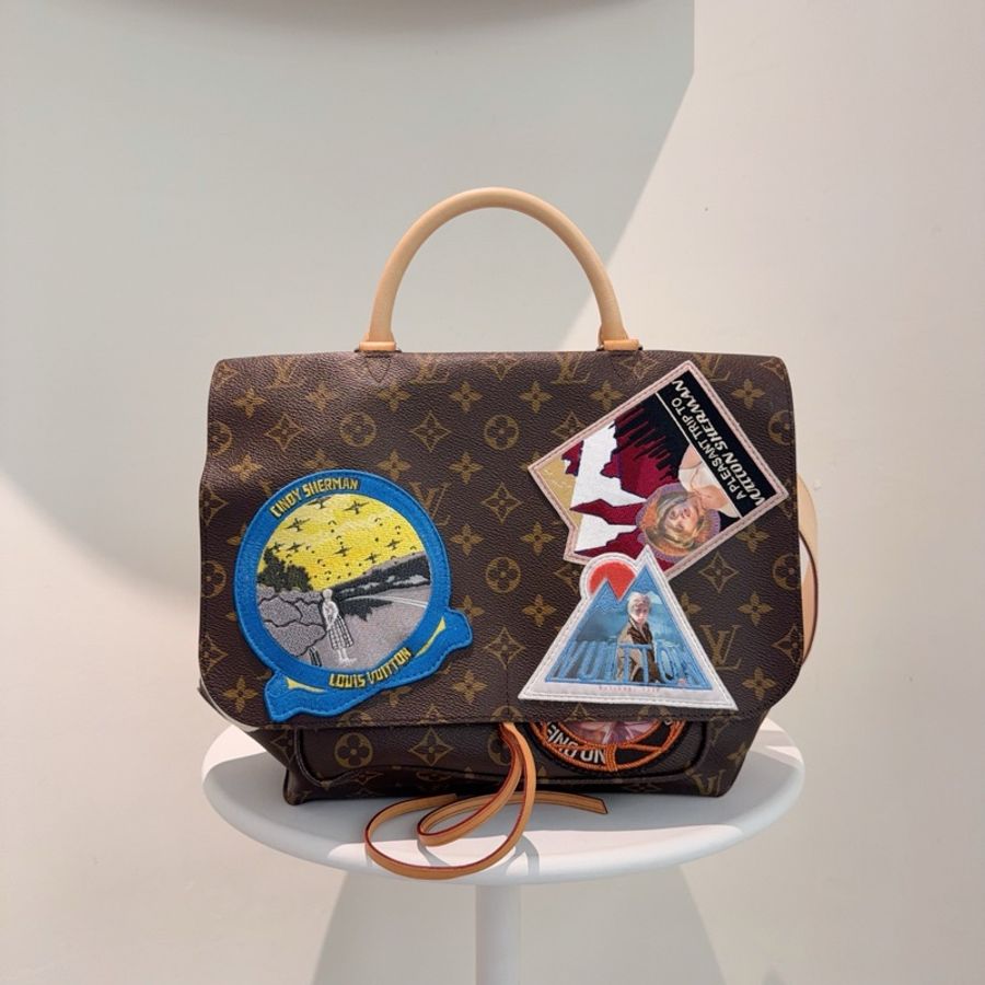 LV 160週年限定 刺繡徽章信使包翻蓋包手提包斜背包-0