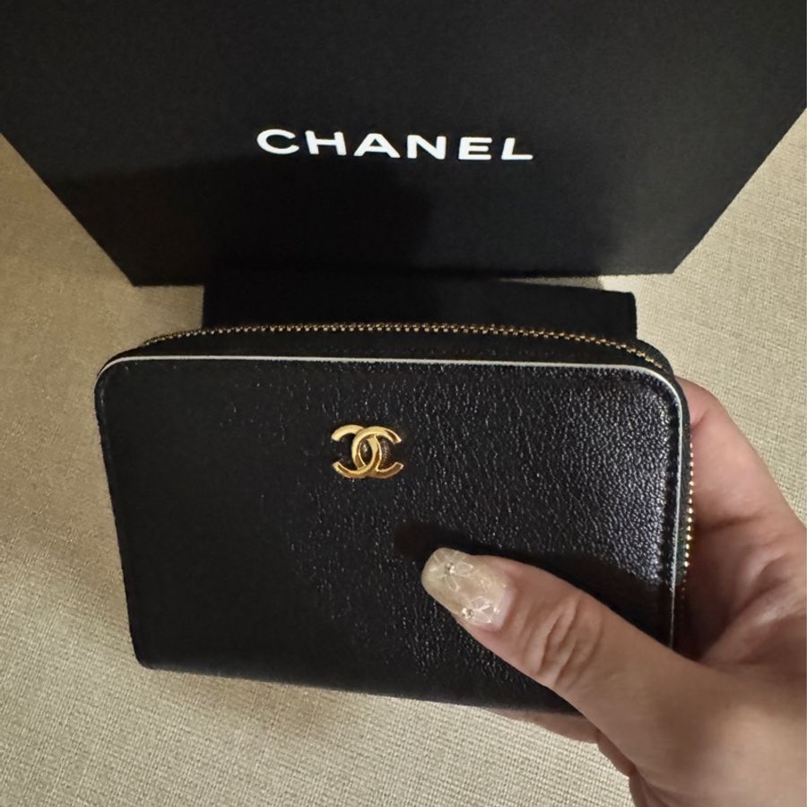 Chanel26S黑白熊貓山羊皮加大短夾-1