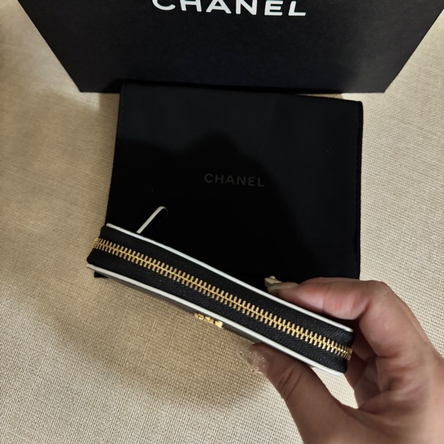 Chanel26S黑白熊貓山羊皮加大短夾-4