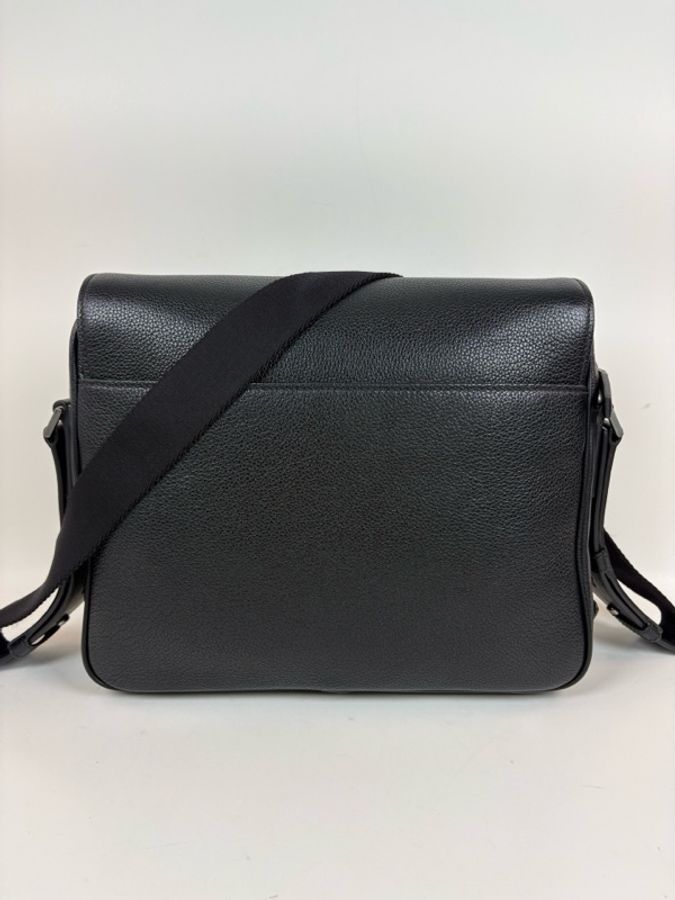 Prada 普拉達 普拉達徽標男士斜挎包，牛皮黑色，尺寸31×25-1