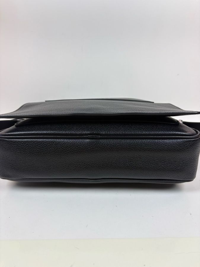 Prada 普拉達 普拉達徽標男士斜挎包，牛皮黑色，尺寸31×25-4