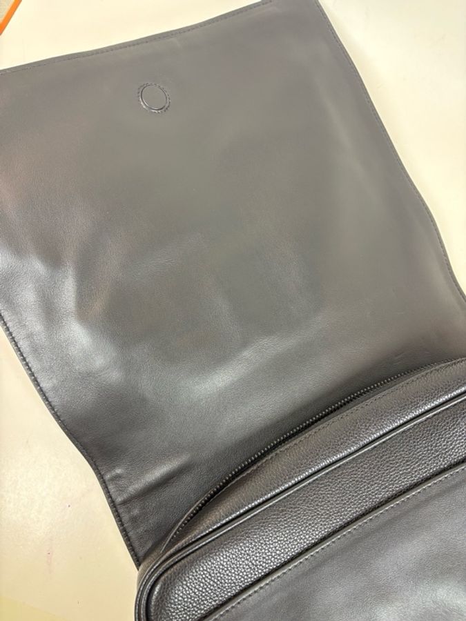 Prada 普拉達 普拉達徽標男士斜挎包，牛皮黑色，尺寸31×25-7