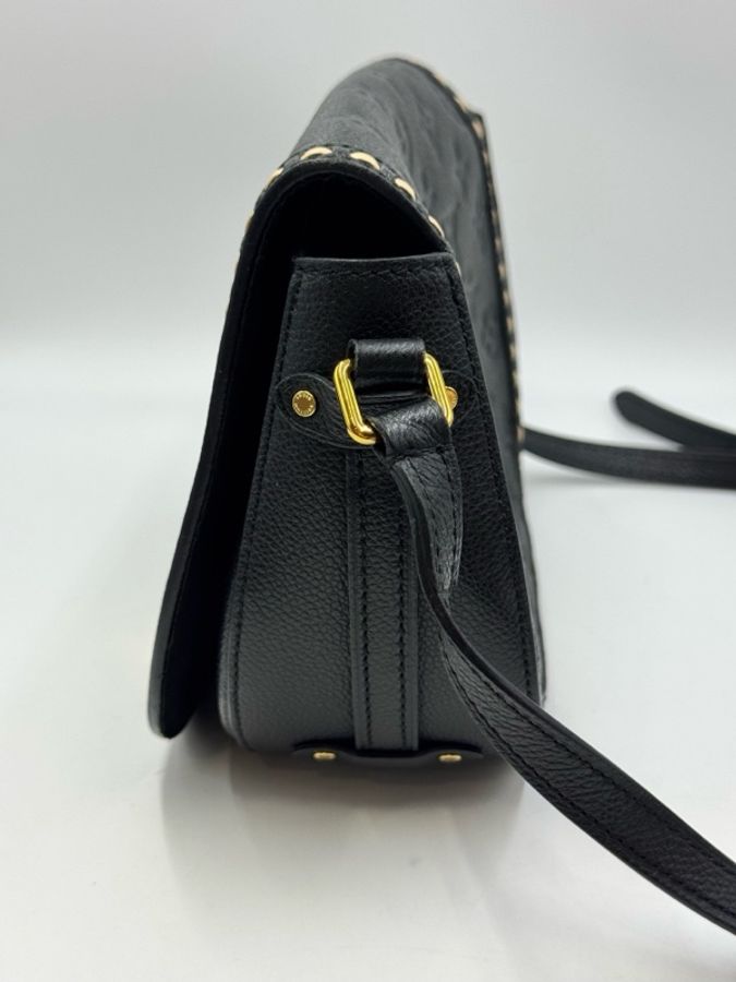 Louis Vuitton • 經典Junot黑色皮革壓紋流蘇馬鞍包-4