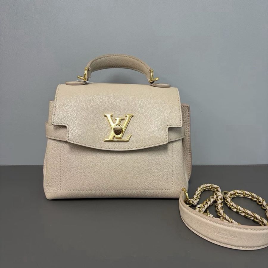 【威選精品】🤍 LV Lockme Ever Mini 淺奶茶荔枝牛皮手提／肩背／斜背包-1