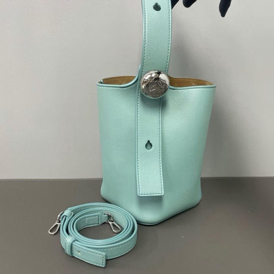 【威選精品】💚 LOEWE Pebble Bucket 湖綠色牛皮水桶包｜Pebble 菜籃子系列-6