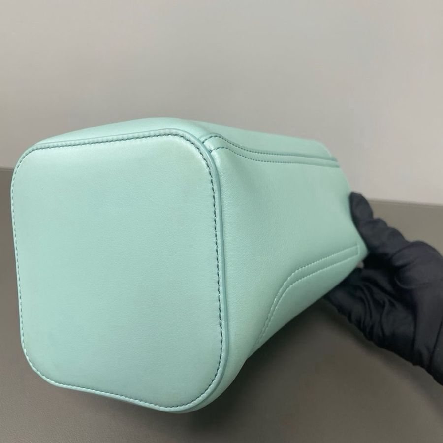 【威選精品】💚 LOEWE Pebble Bucket 湖綠色牛皮水桶包｜Pebble 菜籃子系列-9