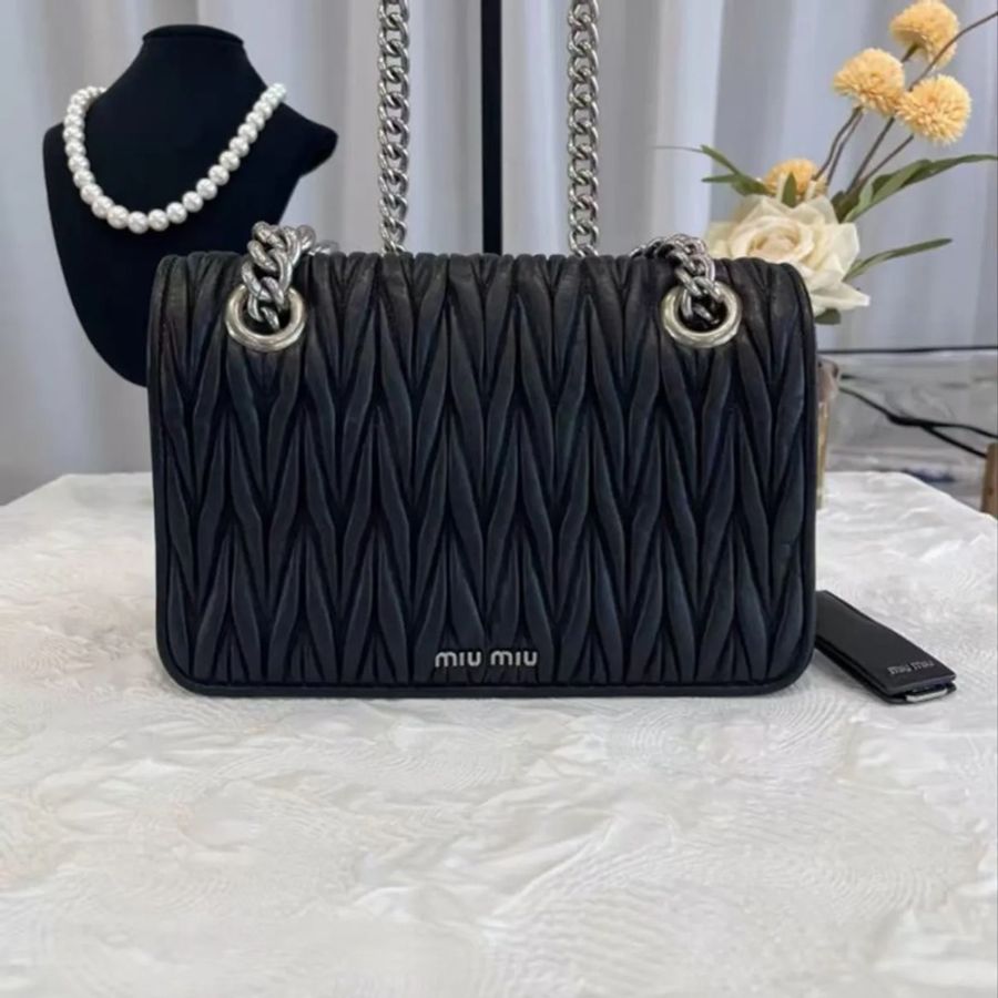 【威選精品】🖤 Miu Miu 黑色 Matelassé 羊皮皺摺鏈條肩背包-0