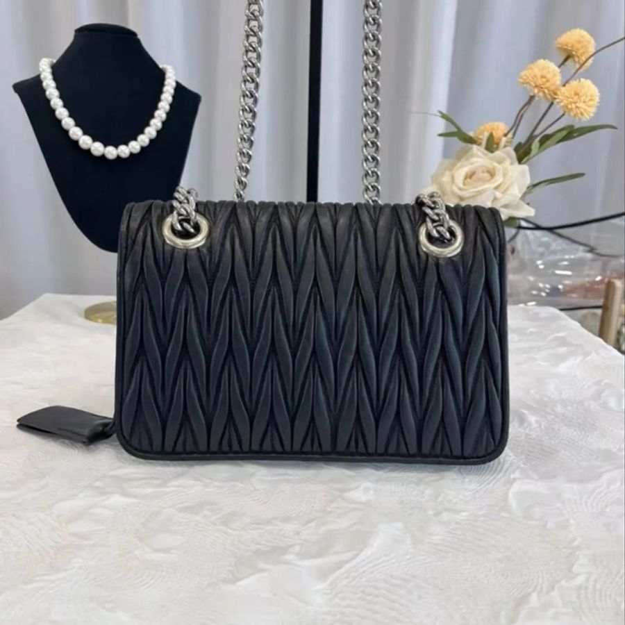 【威選精品】🖤 Miu Miu 黑色 Matelassé 羊皮皺摺鏈條肩背包-6