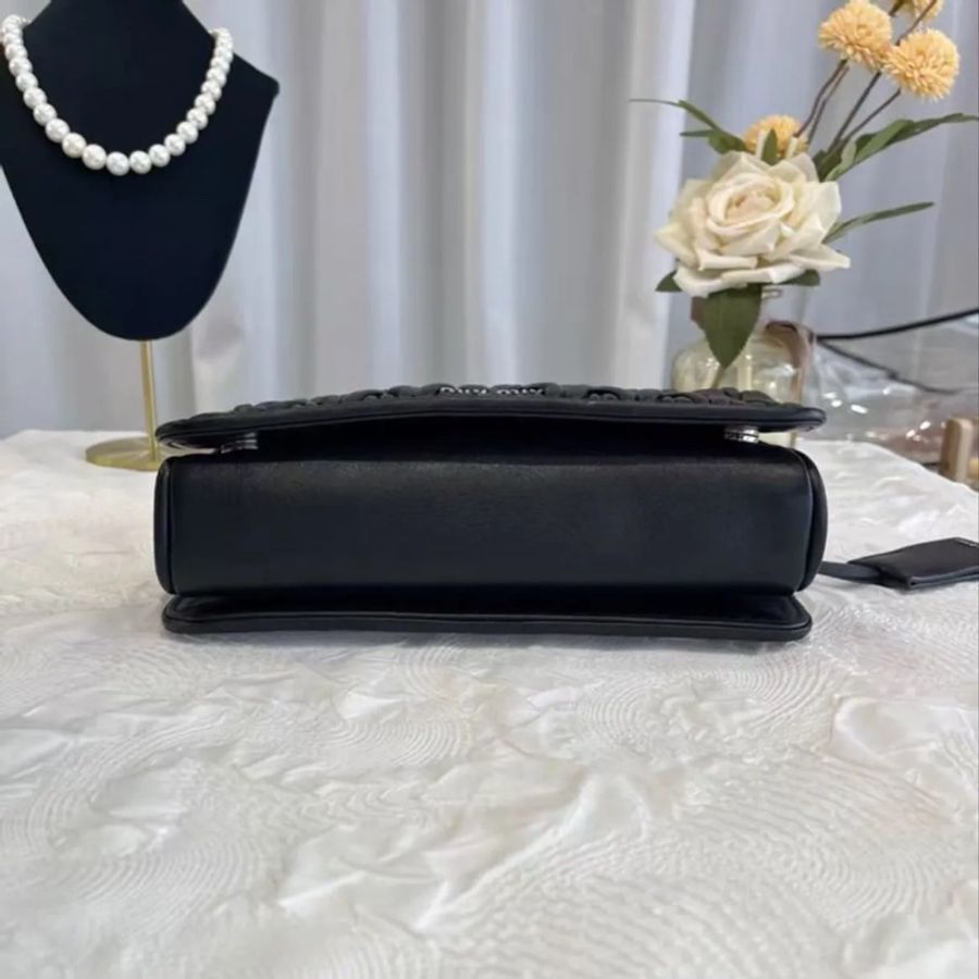 【威選精品】🖤 Miu Miu 黑色 Matelassé 羊皮皺摺鏈條肩背包-7