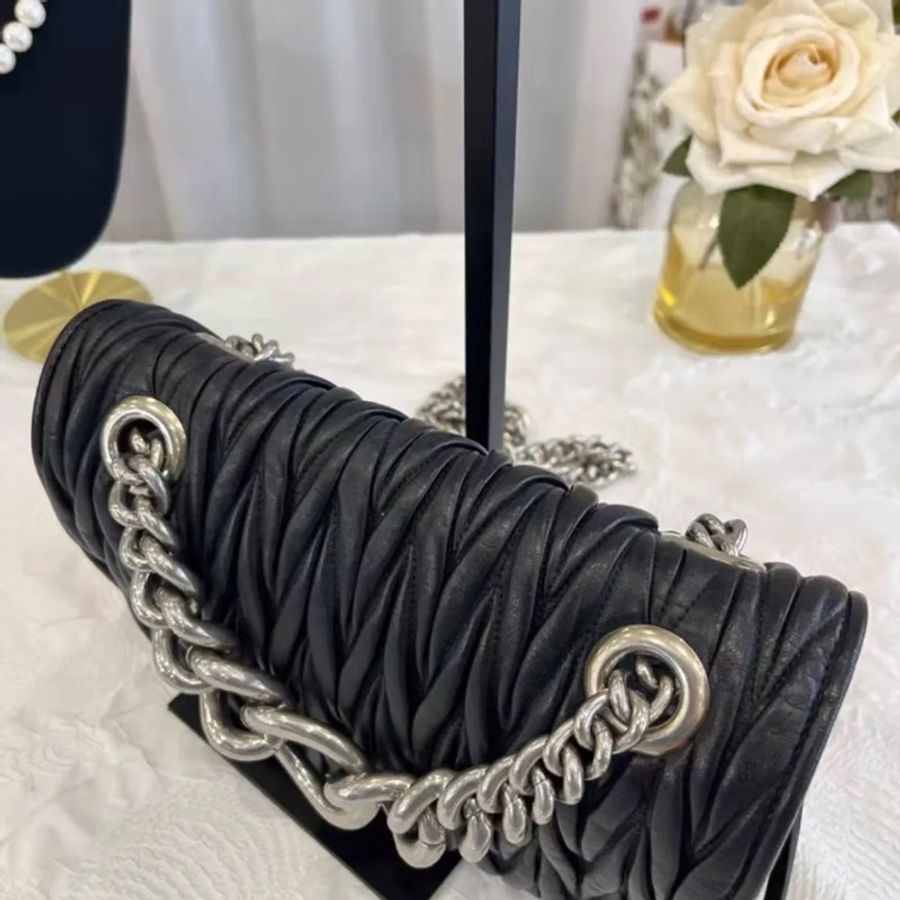 【威選精品】🖤 Miu Miu 黑色 Matelassé 羊皮皺摺鏈條肩背包-11