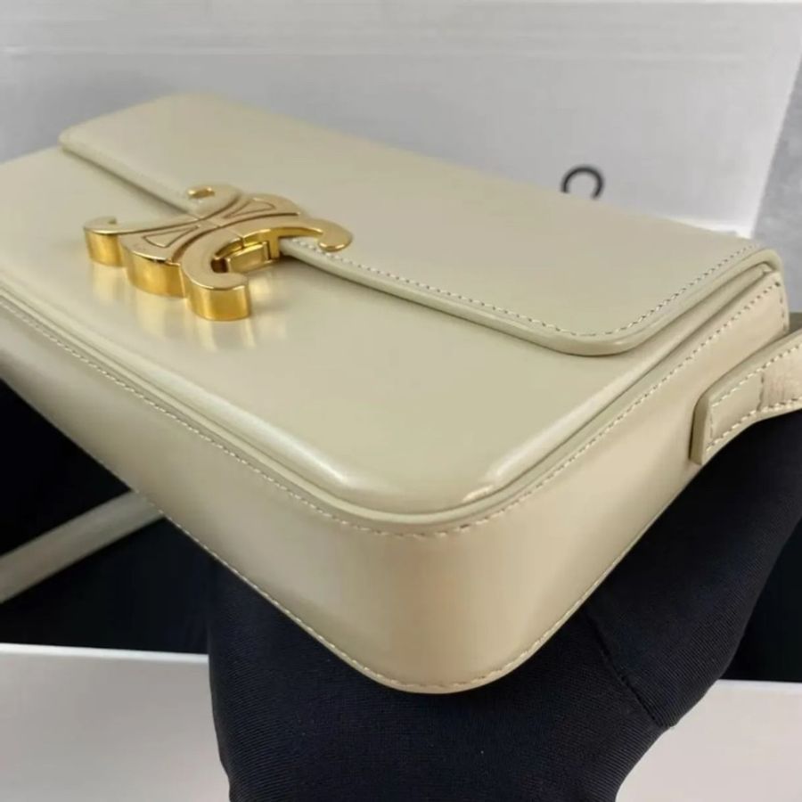 【威選精品】🤍 CELINE Triomphe 淡黃色亮面牛皮腋下包-1