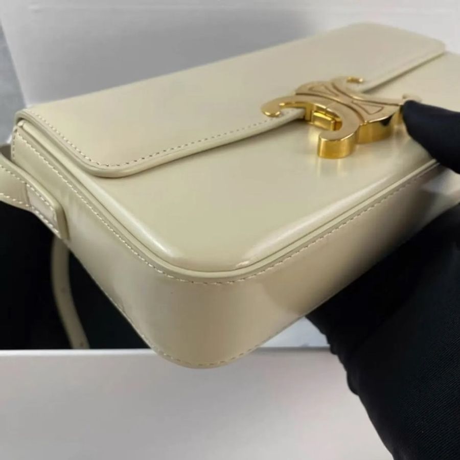 【威選精品】🤍 CELINE Triomphe 淡黃色亮面牛皮腋下包-4