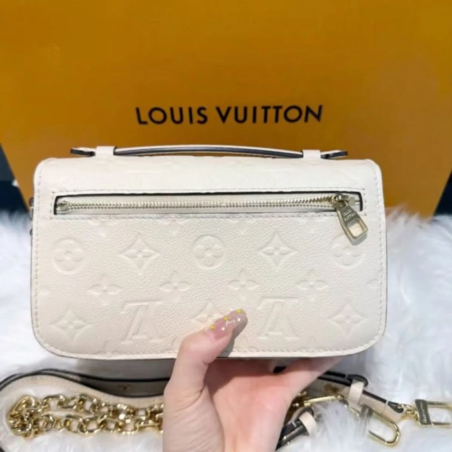 【威選精品】🤍 LV Pochette Métis East West 奶白色 Monogram Empreinte 壓紋皮革鏈條包-8