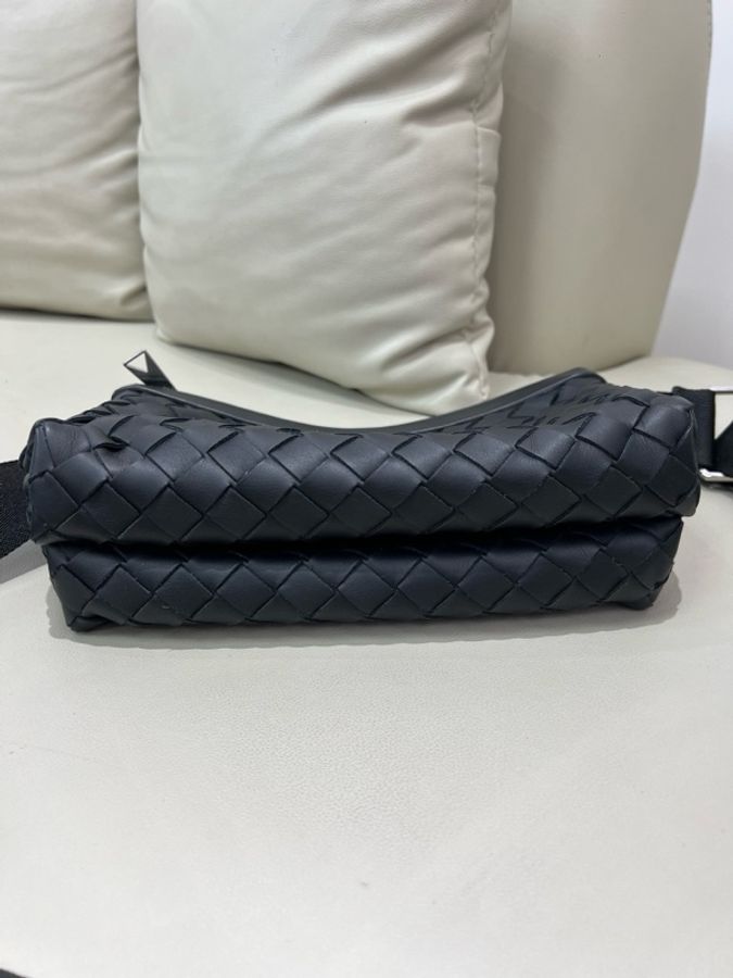 BV葆蝶家 黑色編織牛皮男士單肩斜挎郵差包 尺寸26x16x9-2