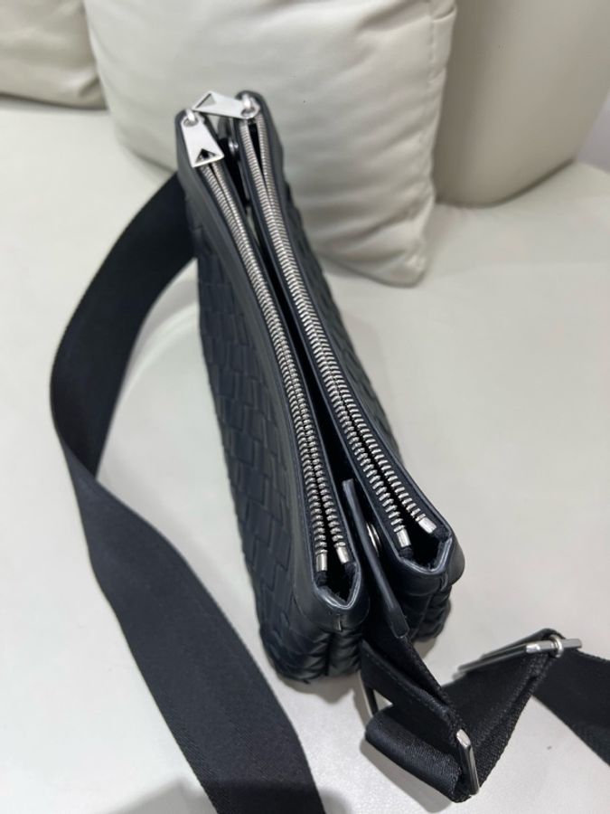 BV葆蝶家 黑色編織牛皮男士單肩斜挎郵差包 尺寸26x16x9-3