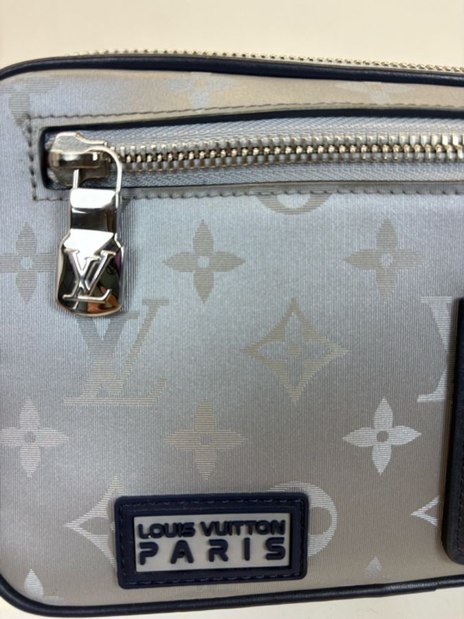 Louis Vuitton/路易威登 LV限量星空鐳射系列男士包，尺寸：22×13-4