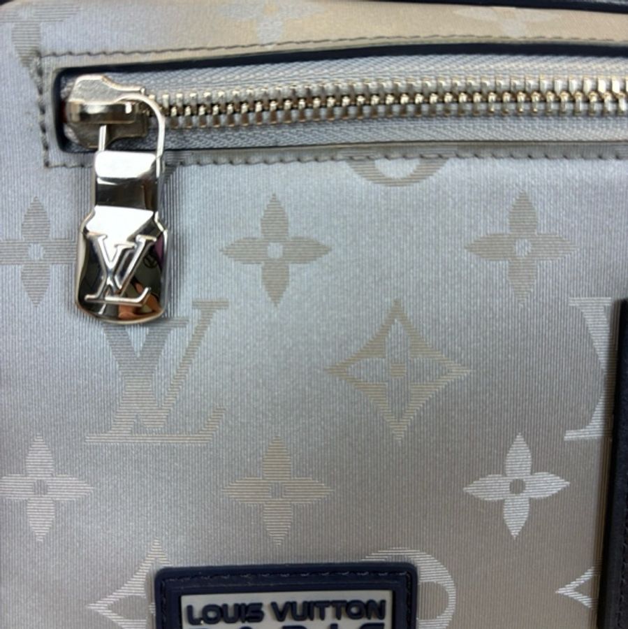 Louis Vuitton/路易威登 LV限量星空鐳射系列男士包，尺寸：22×13-8