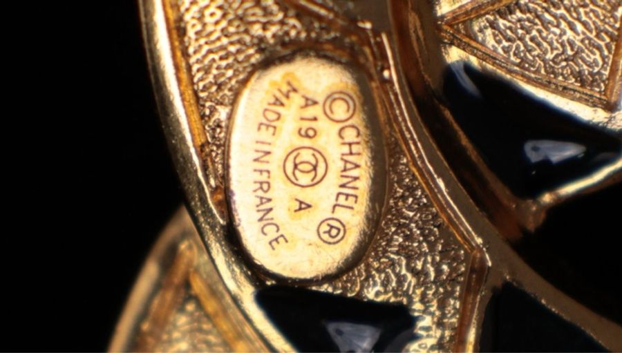 Chanel 19年埃及系列黑金cc莱茵石胸针-14