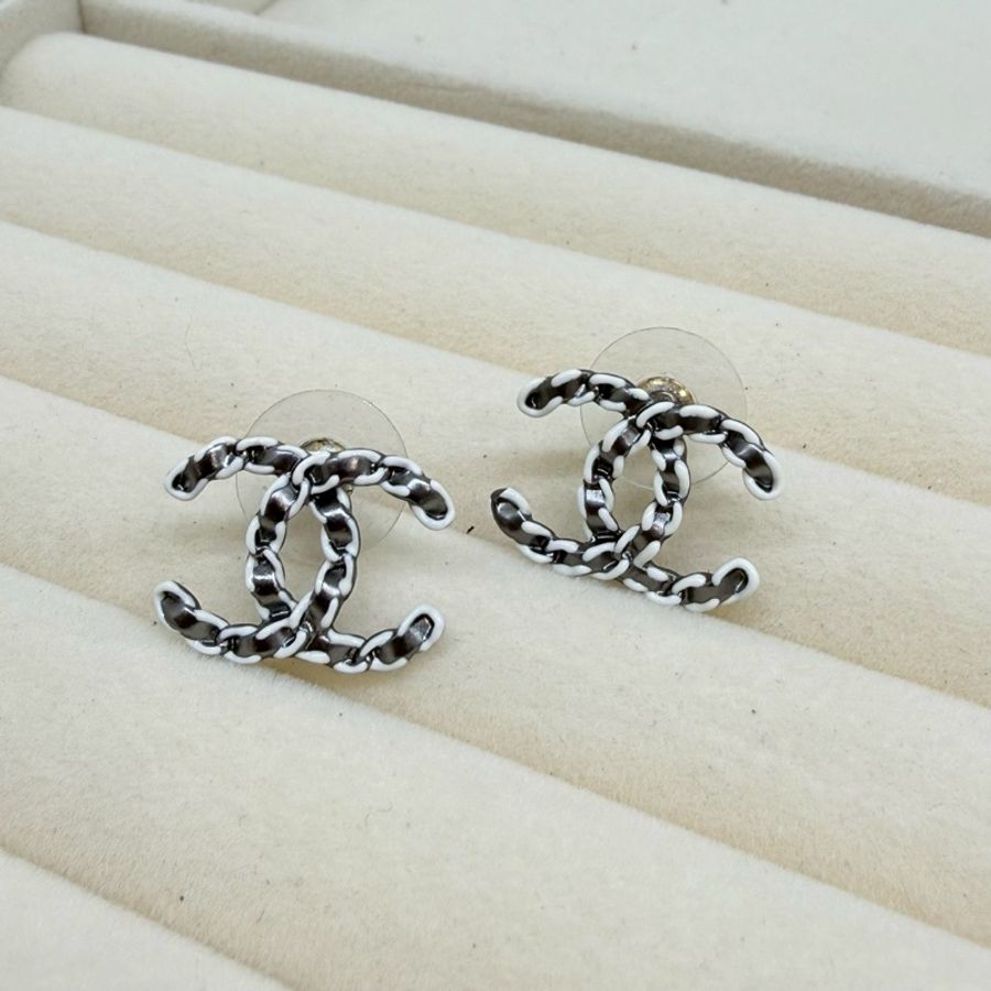 CHANEL 深灰白邊雙c耳環-4