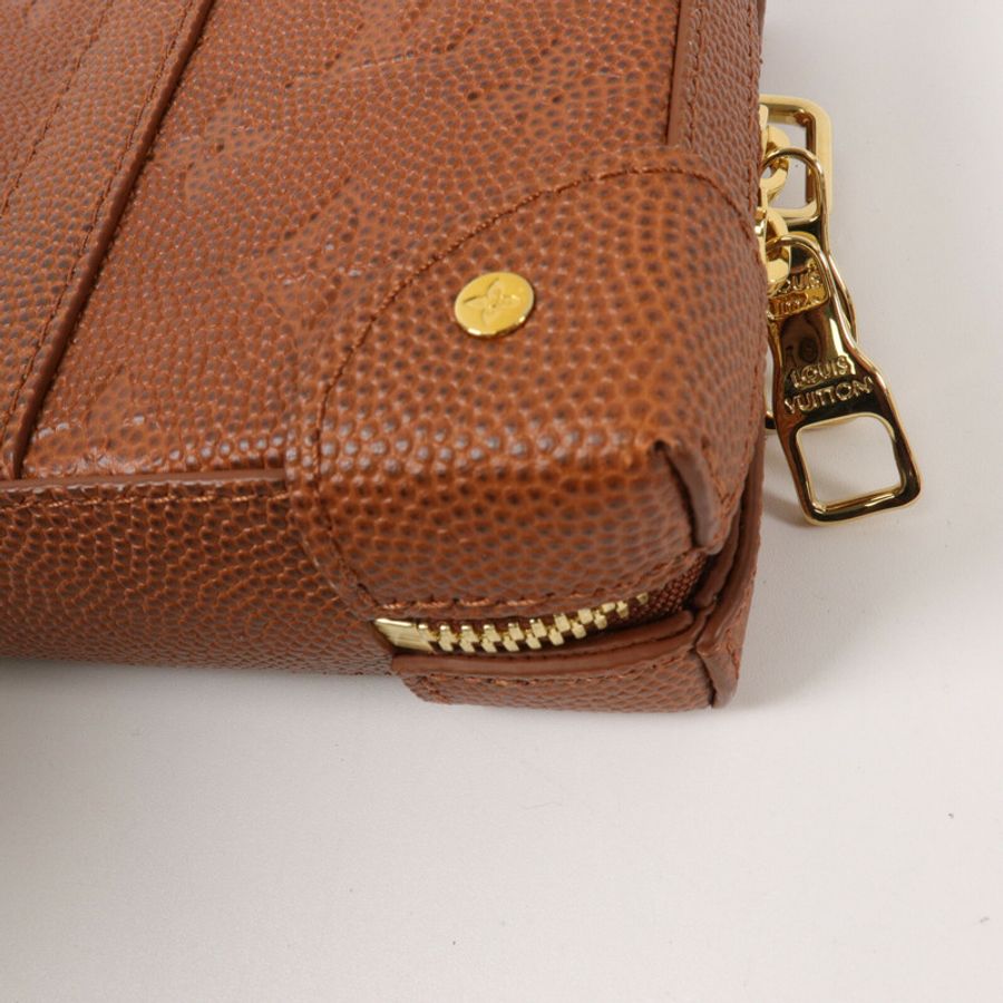 LOUIS VUITTON Monogram Taurillon LVxNBA Soft Trunk Wearable肩背袋-12
