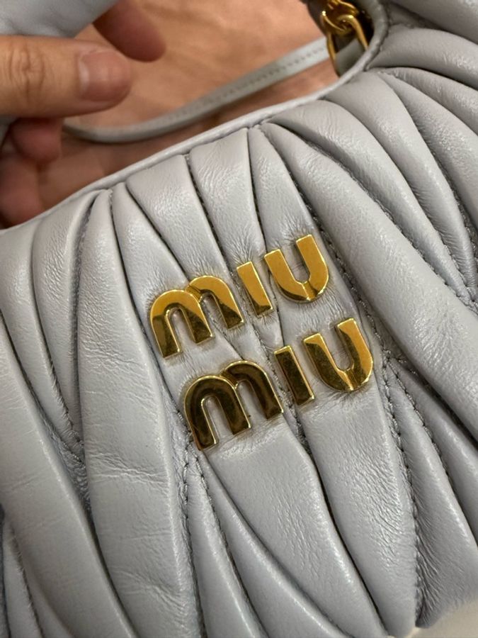 MIUMIU wander Matelassé 納帕皮革半月形手袋-17