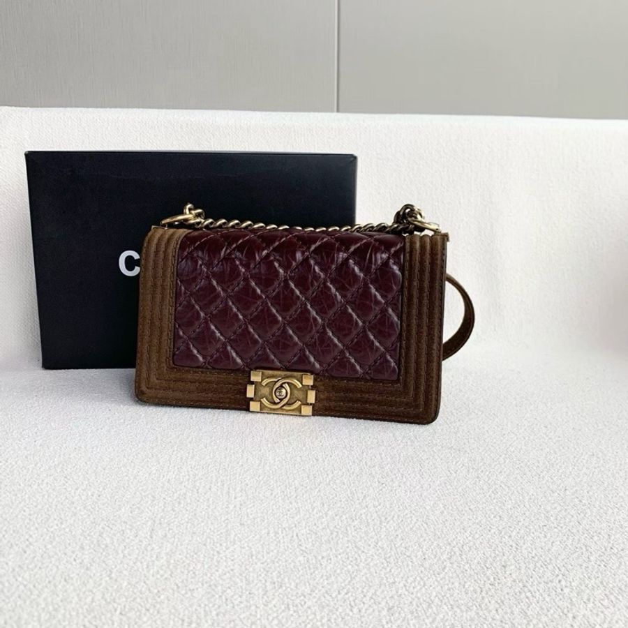 【威選精品】🤎 CHANEL 限定拼皮 Le Boy 中號 深紅色拼色 × 復古金扣 × 麂皮拼油蠟皮-2