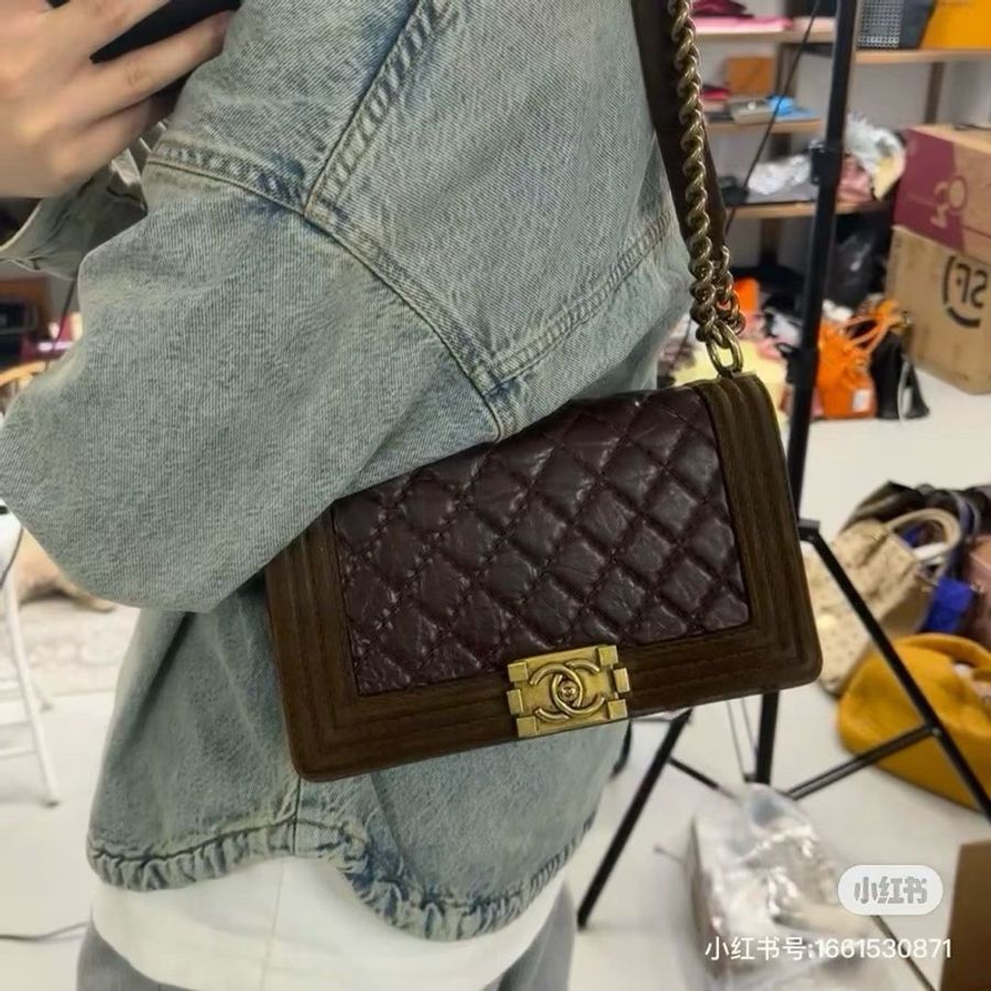 【威選精品】🤎 CHANEL 限定拼皮 Le Boy 中號 深紅色拼色 × 復古金扣 × 麂皮拼油蠟皮-4