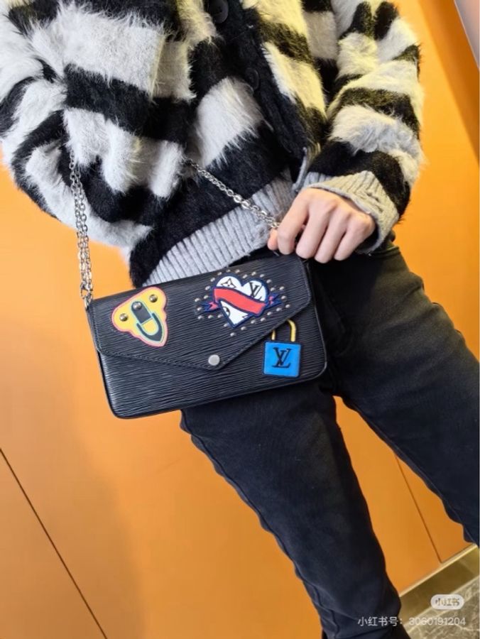 【威選精品】🖤 LOUIS VUITTON 黑色 Epi 水波紋限量徽章三合一鏈條包-1