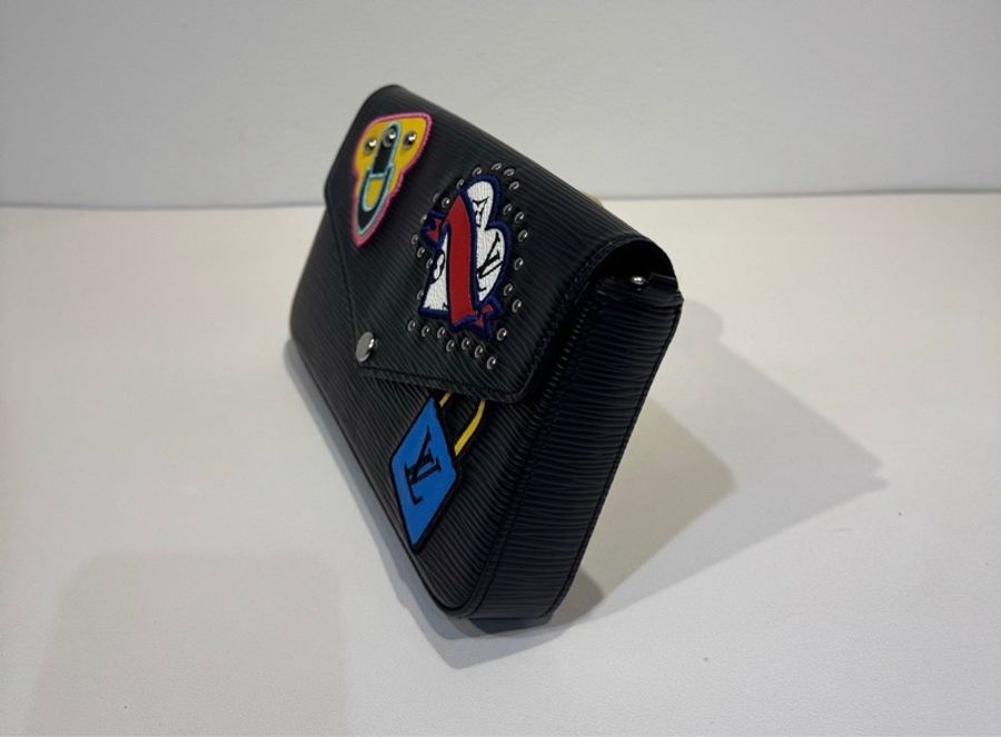 【威選精品】🖤 LOUIS VUITTON 黑色 Epi 水波紋限量徽章三合一鏈條包-8