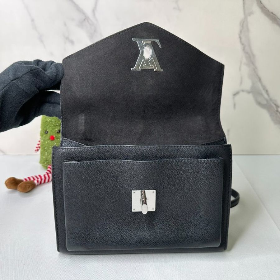 LV Mylockme小牛皮鍊帶翻蓋斜背包-4