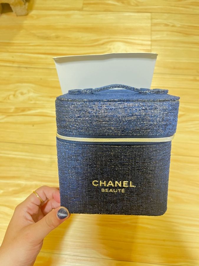 CHANEL燙金限量化妝包-0