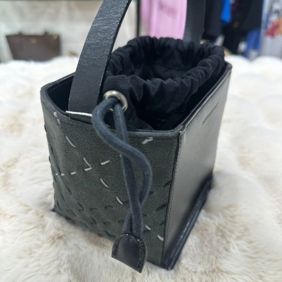 Burberry 黑色手拎小方盒 (附防塵套)-2