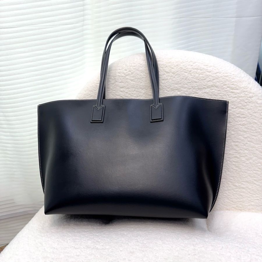 Burberry 黑金滑面牛皮TB釦托特包-1