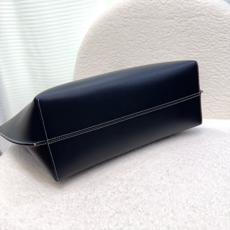 Burberry 黑金滑面牛皮TB釦托特包-2