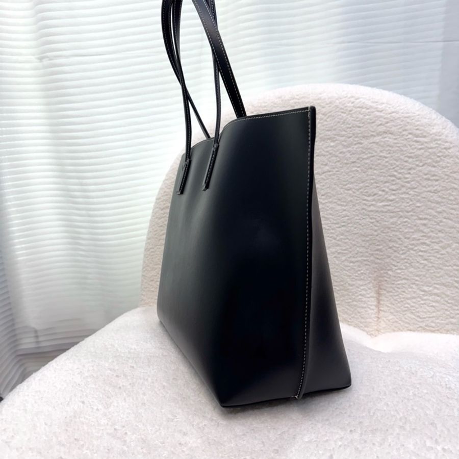 Burberry 黑金滑面牛皮TB釦托特包-9