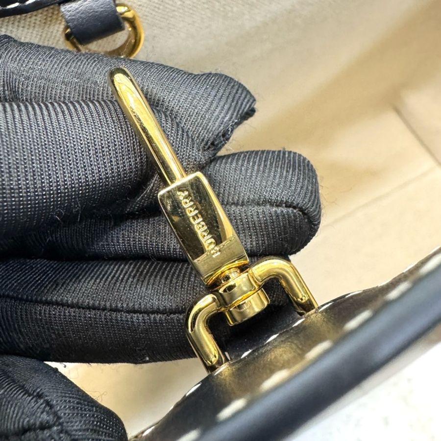 Burberry 黑金滑面牛皮TB釦托特包-19