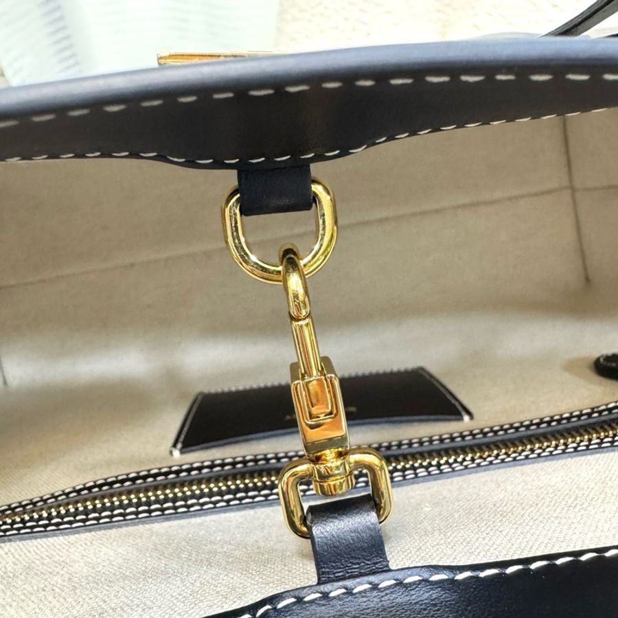 Burberry 黑金滑面牛皮TB釦托特包-26