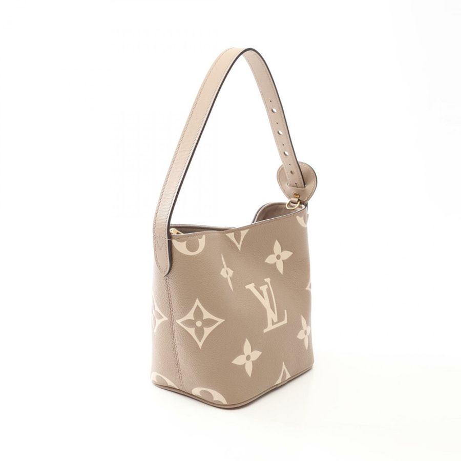 路易威登 (LOUIS VUITTON) 多效合一 BB 霜，雙色，Monogram Empreinte 印花，Trutelle Cream 色號，搭配雙肩手提包 M13045，米色皮革-1