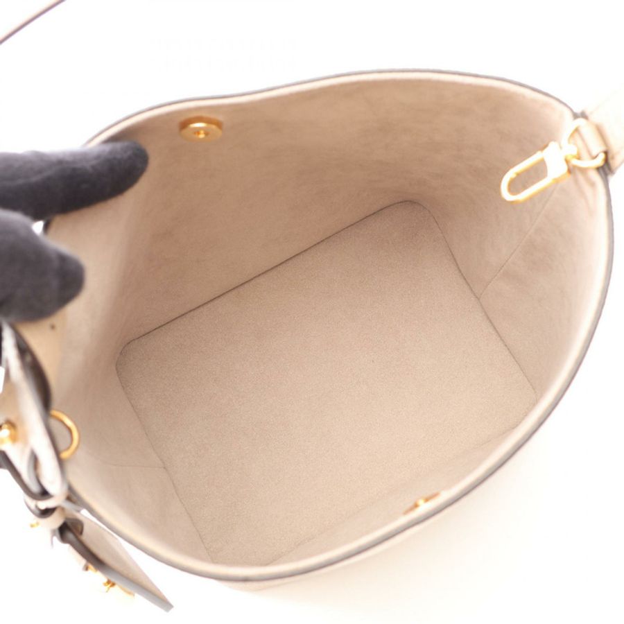 路易威登 (LOUIS VUITTON) 多效合一 BB 霜，雙色，Monogram Empreinte 印花，Trutelle Cream 色號，搭配雙肩手提包 M13045，米色皮革-2