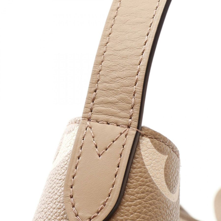 路易威登 (LOUIS VUITTON) 多效合一 BB 霜，雙色，Monogram Empreinte 印花，Trutelle Cream 色號，搭配雙肩手提包 M13045，米色皮革-5