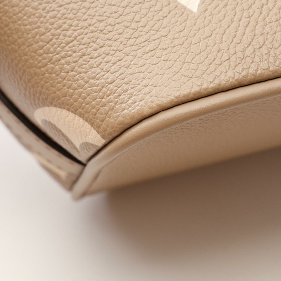 路易威登 (LOUIS VUITTON) 多效合一 BB 霜，雙色，Monogram Empreinte 印花，Trutelle Cream 色號，搭配雙肩手提包 M13045，米色皮革-6