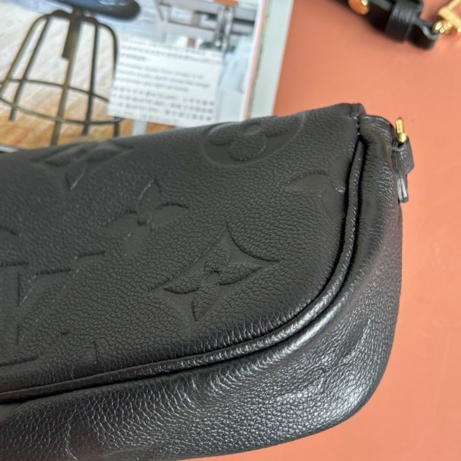 ::LOIUS VUITTON:: LV M82154 Ivy黑色壓紋牛皮掀蓋磁吸釦斜背包 WOC 腋下包-13