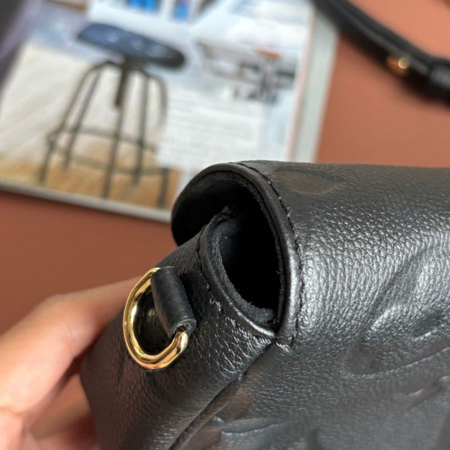 ::LOIUS VUITTON:: LV M82154 Ivy黑色壓紋牛皮掀蓋磁吸釦斜背包 WOC 腋下包-15