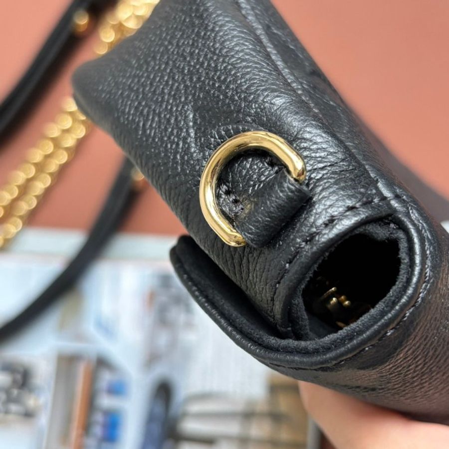::LOIUS VUITTON:: LV M82154 Ivy黑色壓紋牛皮掀蓋磁吸釦斜背包 WOC 腋下包-16