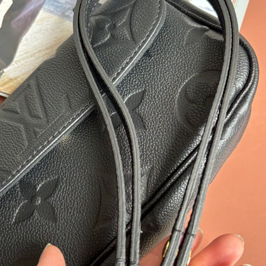 ::LOIUS VUITTON:: LV M82154 Ivy黑色壓紋牛皮掀蓋磁吸釦斜背包 WOC 腋下包-36