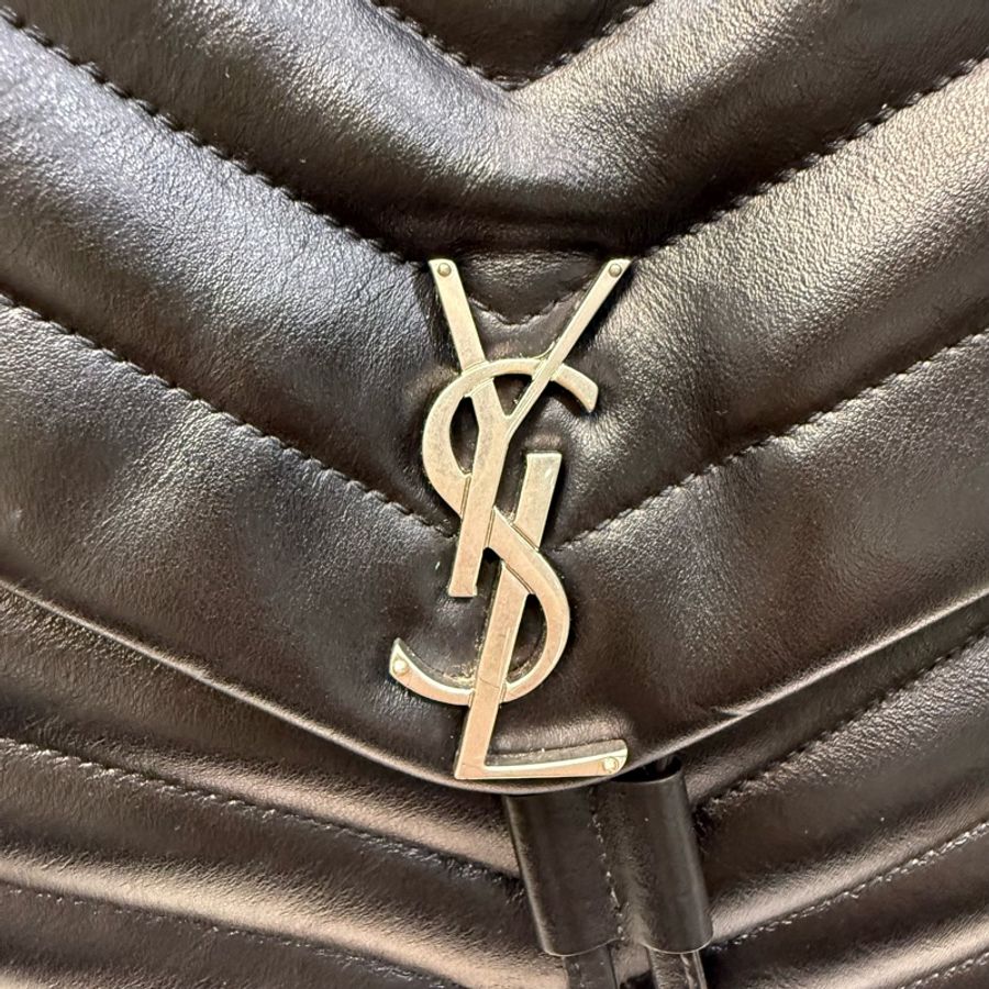YSL 黑金牛皮山型紋LouLou 後背包-20