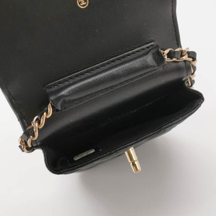 Chanel 羊皮菱格絎縫雙C扣斜背包-6