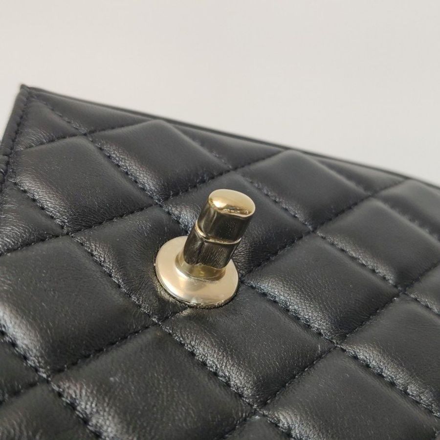 Chanel 羊皮菱格絎縫雙C扣斜背包-12