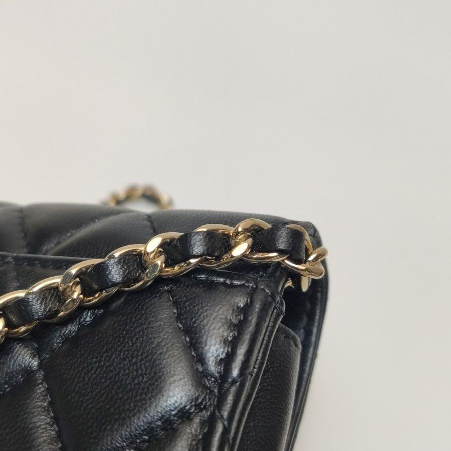 Chanel 羊皮菱格絎縫雙C扣斜背包-13